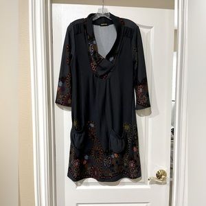 REBORN - Open collared dress w/front pockets. Gray multicolored.